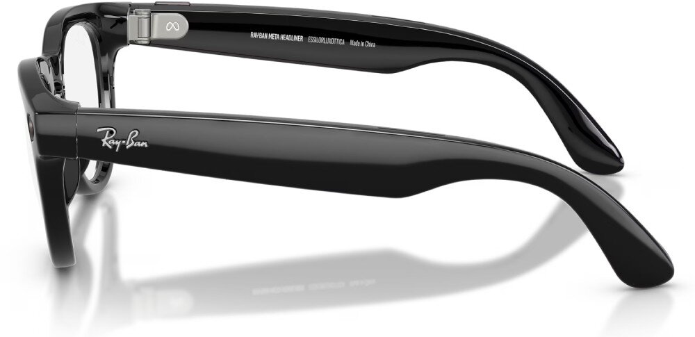 Czarne, błyszczące okulary z widocznym logo Ray-Ban na zauszniku. Wewnątrz zausznika znajduje się napis: \'RAY-BAN META HEADLINER CECHG3L0R2277CE Made in China\'.