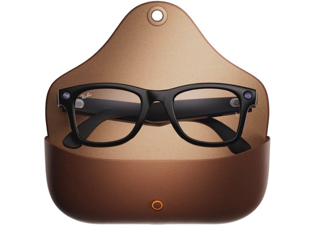 Czarne okulary w połyskującym wykończeniu umieszczone są w brązowym etui. Na szkłach widoczne jest logo \'Ray-Ban\'.