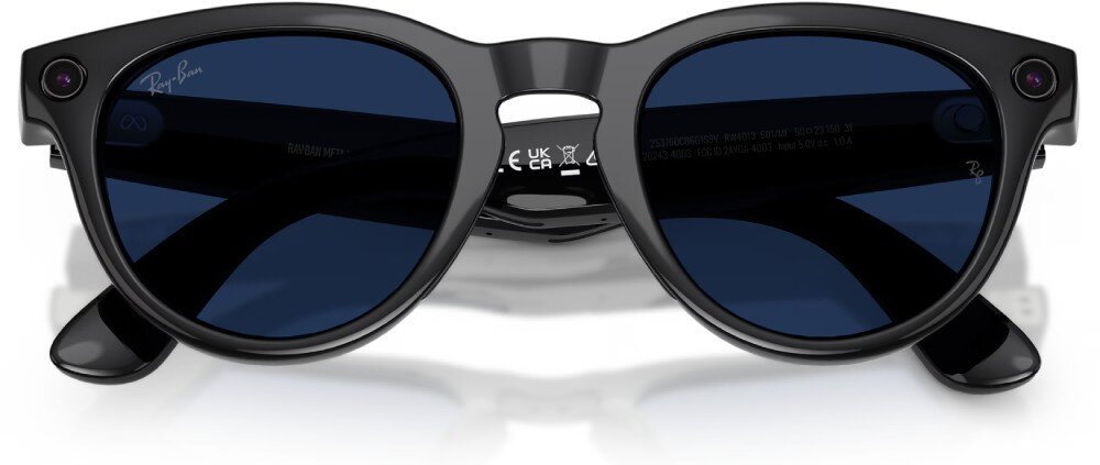 Czarne okulary przeciwsłoneczne z błyszczącym wykończeniem i ciemnymi soczewkami. Na lewej soczewce widoczne jest logo \'Ray-Ban\'.