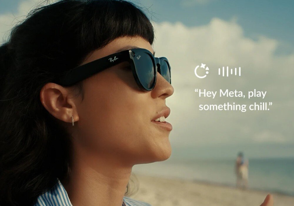 Osoba nosi czarne okulary przeciwsłoneczne z widocznym logo Ray-Ban. Obok znajduje się tekst: \'Hey Meta, play something chill.\'