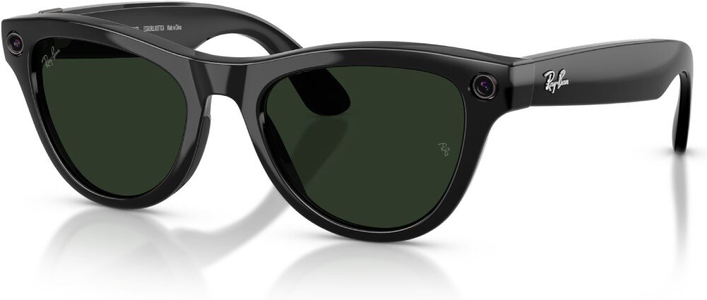 Czarne okulary przeciwsłoneczne z połyskiem, z ciemnymi soczewkami i logo Ray-Ban na zauszniku. Na oprawkach widoczne są małe kamery.
