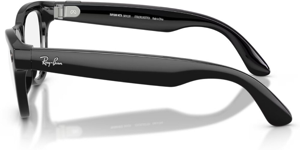 Czarne, błyszczące okulary z widocznym logo Ray-Ban na zauszniku. Na wewnętrznej stronie zausznika znajduje się napis: \'RAYBAN META SKYLER - ESMU01WHTC1A Made in China\'.