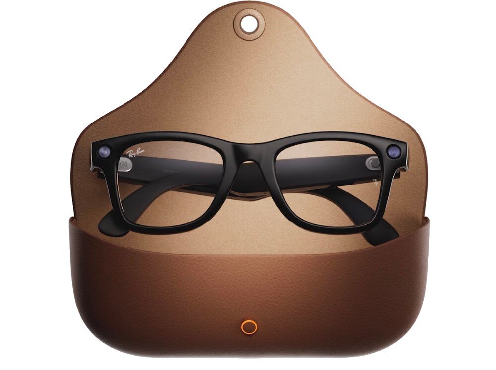 Czarne okulary w błyszczącym wykończeniu umieszczone w brązowym etui. Na szkłach widoczne jest logo \'Ray-Ban\'.