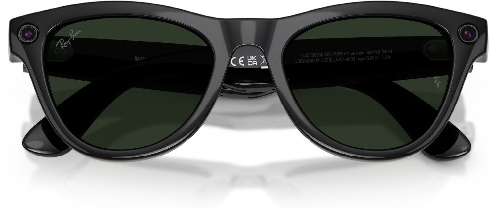 Czarne okulary przeciwsłoneczne z ciemnymi soczewkami i logo \'Ray-Ban\' na jednym z zauszników. Na mostku widoczne są oznaczenia CE i UKCA.