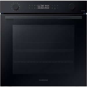 Zdjęcie modelu NV7B4445VAK i porównanie specyfikacji piekarników Samsung Czarny piekarnik elektryczny z panelem sterowania z pokrętłami i wyświetlaczem cyfrowym. Na froncie widoczne jest logo \'SAMSUNG\'.