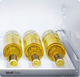 Wnętrze lodówki z trzema butelkami wina leżącymi na półce oznaczonej jako \'Multi Tray\'.