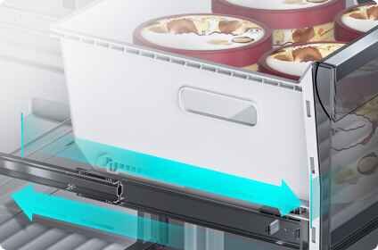 Obraz przedstawia wnętrze lodówki z widoczną szufladą, w której znajdują się pojemniki z lodami. Na szufladzie widoczny jest napis \'Hisense\'.