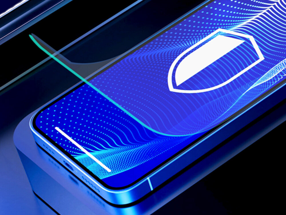 Obraz przedstawia telefon z nałożonym szkłem ochronnym, na ekranie widoczny jest niebieski wzór z białą ikoną tarczy. Szkło jest lekko uniesione nad ekranem, co sugeruje jego montaż.