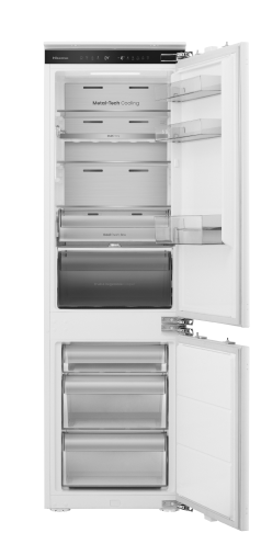 Otwarta lodówka z widocznymi półkami i szufladami, na jednej z nich napis \'Metal Tech Cooling\'. W górnej części drzwi znajdują się dodatkowe półki na drobne produkty.