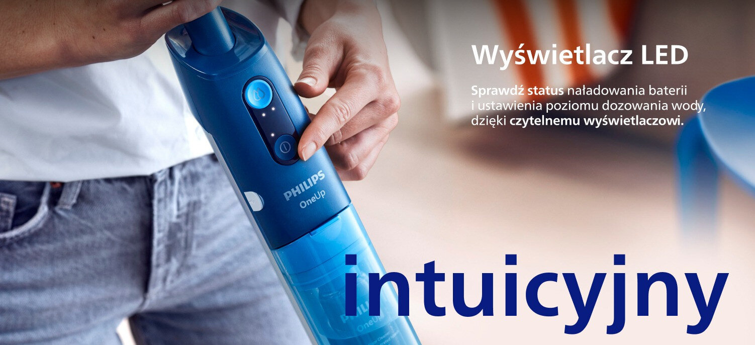 Osoba trzyma niebieski mop elektryczny z widocznym logo PHILIPS OneUp. Na obrazie znajduje się tekst: \'Wyświetlacz LED Sprawdź status naładowania baterii i ustawienia poziomu dozowania wody, dzięki czytelnemu wyświetlaczowi. intuicyjny\'.
