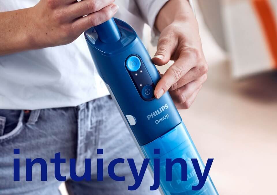Osoba trzyma niebieski mop elektryczny z widocznym logo PHILIPS OneUp. Na obrazie znajduje się duży napis \'intuicyjny\'.