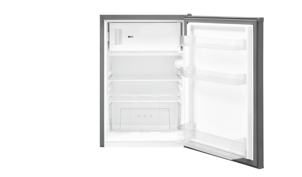 Otwarta lodówka z widocznymi trzema półkami na drzwiach i dwoma głównymi półkami wewnątrz. Na dole znajduje się przezroczysty pojemnik, a wnętrze jest białe.