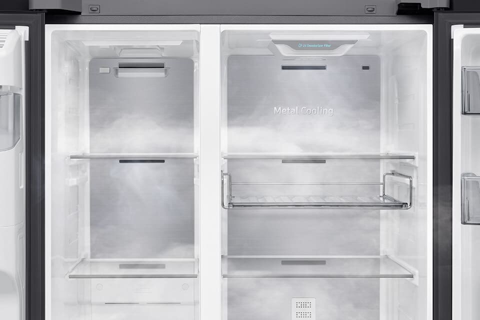 Wnętrze lodówki z widocznymi półkami i napisem \'Metal Cooling\'. W górnej części znajduje się napis \'Twin Cooling Plus\'.