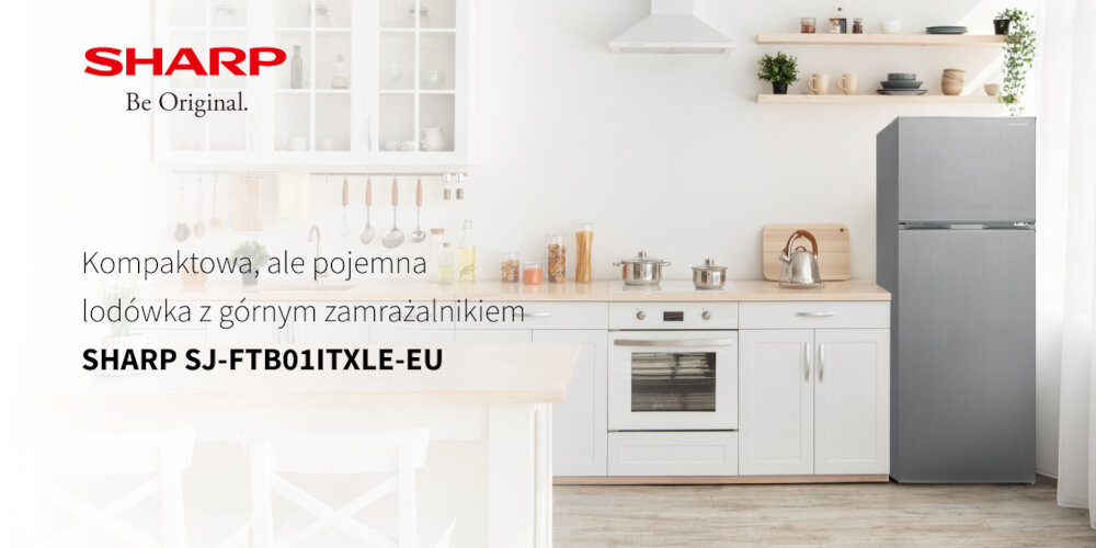 Kuchnia z białymi szafkami, na blacie stoją garnki i pojemniki. Po prawej stronie znajduje się lodówka w kolorze inox z logo SHARP i tekstem: \'Kompaktowa, ale pojemna lodówka z górnym zamrażalnikiem SHARP SJ-FTB01ITXLE-EU\'.