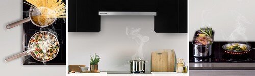 Na obrazie widoczny jest okap kuchenny z logo SAMSUNG zamontowany nad kuchenką, na której gotuje się potrawa. Obok znajdują się drewniane deski do krojenia i doniczka z rośliną.