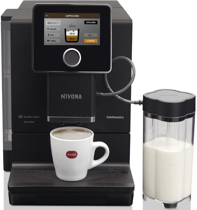 Ekspres do kawy z wyświetlaczem pokazującym ustawienia dla cappuccino, obok znajduje się pojemnik na mleko. Na ekspresie widoczne są napisy: \'NIVONA\' i \'CafeRomatica\'.