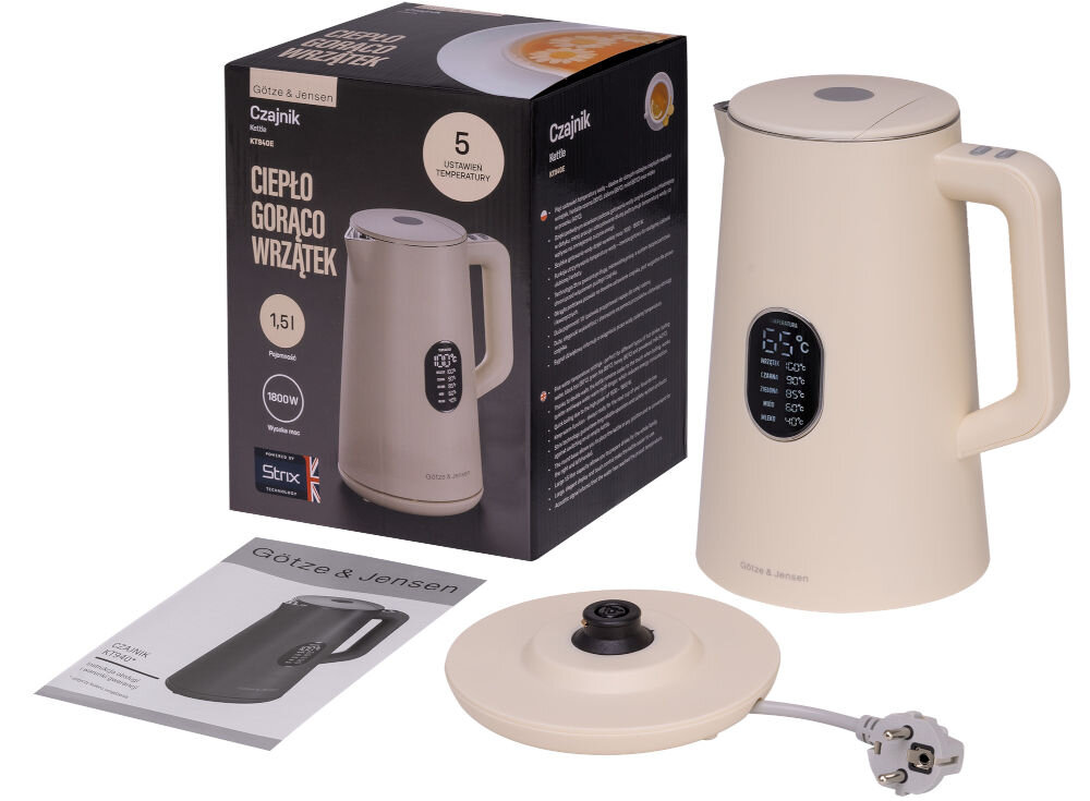 Na obrazie znajduje się czajnik elektryczny w kolorze ecru z wyświetlaczem, obok którego leży jego podstawka oraz instrukcja obsługi. W tle widoczne jest opakowanie z napisem \'Czajnik GÖTZE & JENSEN KT940E Ecru\' oraz informacjami o produkcie, takimi jak \'Ciepło Gorąco Wrzątek\', \'1.5l\', \'1800W\' i \'5 ustawień temperatury\'.