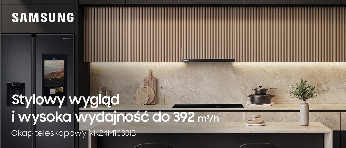 Kuchnia z czarnym okapem teleskopowym marki Samsung nad płytą grzewczą, z marmurowym blatem i drewnianymi elementami dekoracyjnymi. Tekst na obrazie: \'Stylowy wygląd i wysoka wydajność do 392 m³/h Okap teleskopowy NK24M1030IB\'.