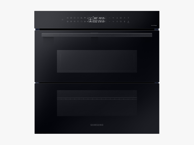 Czarna kuchenka mikrofalowa z dwoma komorami i panelem sterowania z wyświetlaczem cyfrowym. Na panelu widoczne są ikony i cyfry, a na dolnej części znajduje się logo \'SAMSUNG\'.