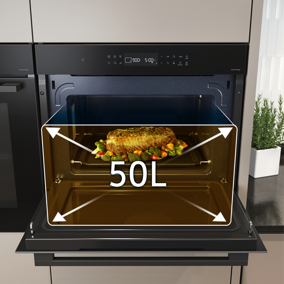 Otwarta kuchenka mikrofalowa z pieczenią i warzywami w środku, z napisem \'50L\' wskazującym pojemność. Panel sterowania pokazuje czas 9:00 i temperaturę 50°C.