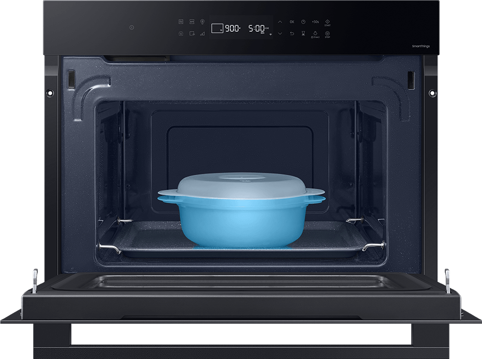 Otwarta kuchenka mikrofalowa z niebieskim naczyniem w środku. Na panelu widoczny jest wyświetlacz z czasem 5:00 i temperaturą 900°C.