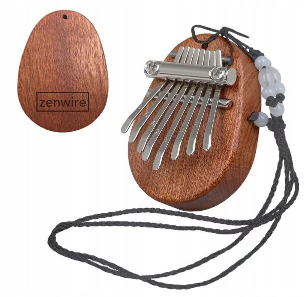 Na zdjęciu widoczna jest mini kalimba wykonana z drewna mahoniowego z metalowymi klawiszami i czarnym sznurkiem ozdobionym białymi koralikami. Na drewnianej powierzchni znajduje się logo \'zenwire\'.