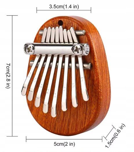Na zdjęciu znajduje się mini kalimba wykonana z drewna mahoniowego z metalowymi klawiszami. Wymiary instrumentu to 7 cm x 5 cm x 1,5 cm, a na klawiszach widoczne są numery od 1 do 7.