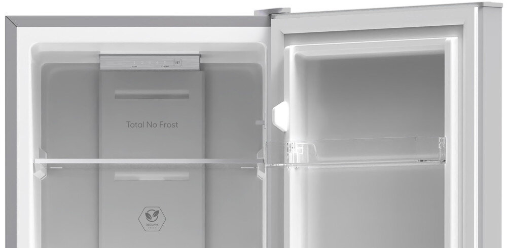 Wnętrze lodówki z otwartymi drzwiami, widoczne półki i napis \'Total No Frost\'.