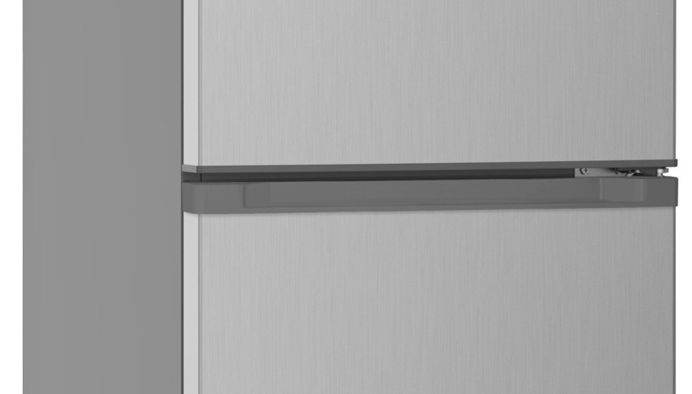 Fragment lodówki w kolorze inox z widocznymi drzwiami i uchwytem. Powierzchnia jest gładka i metaliczna.