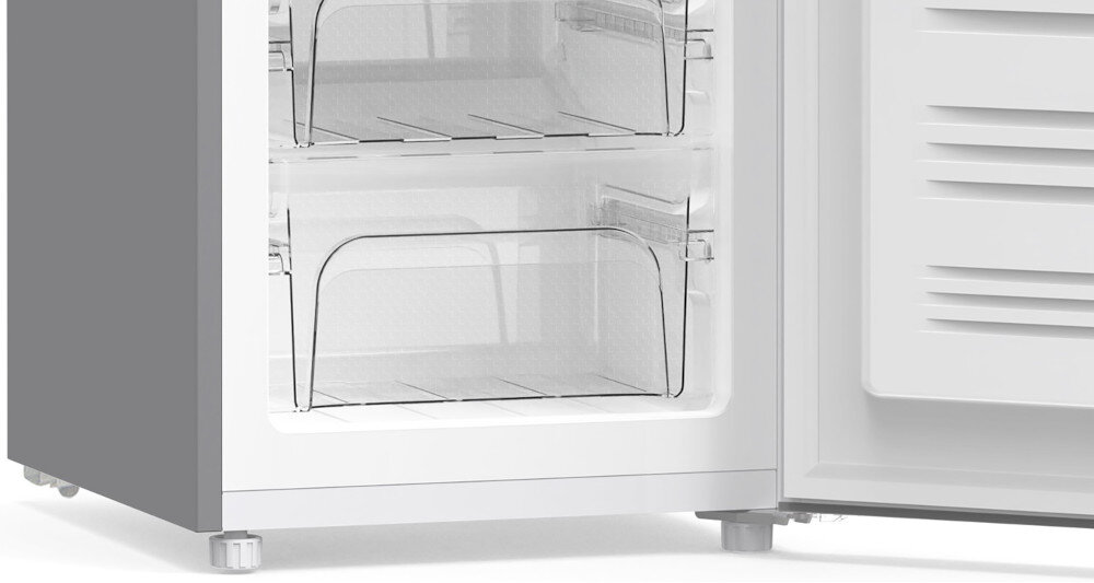 Otwarta lodówka z widocznymi dwoma przezroczystymi szufladami wewnątrz. Drzwi lodówki mają poziome żłobienia.