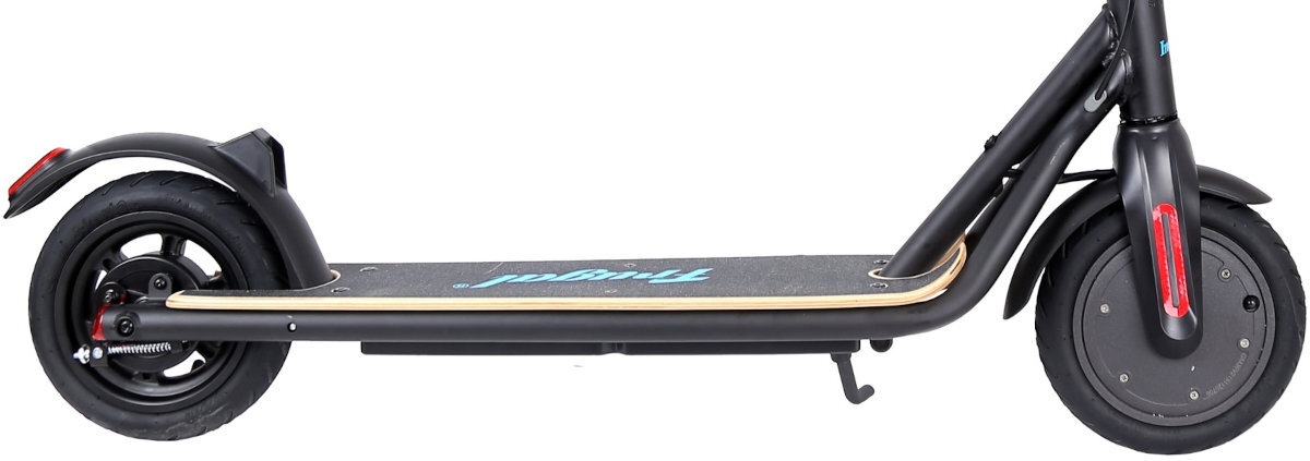 Czarna hulajnoga elektryczna z widocznymi kołami i podestem z napisem \'Frugal\'. Hulajnoga ma czerwone elementy na błotniku i widelcu przedniego koła.