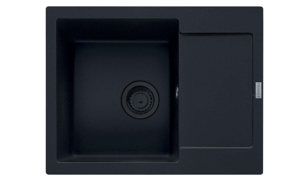 Czarny matowy zlewozmywak jednokomorowy z ociekaczem. Na ociekaczu widoczne jest logo \'FRANKE\'.