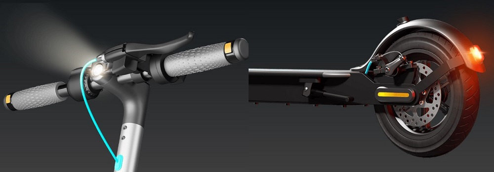 Obraz przedstawia fragmenty hulajnogi elektrycznej z oświetleniem. Widoczne są kierownica z włączonym światłem oraz tylne koło z działającym kierunkowskazem.