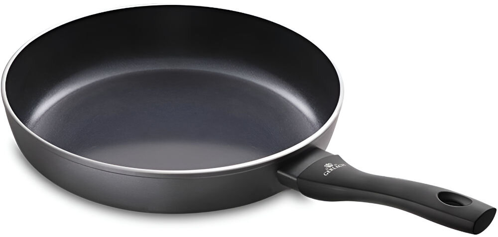 Na obrazie widoczna jest czarna patelnia z uchwytem, na którym znajduje się logo GERLACH. Wnętrze patelni jest gładkie i ciemne.