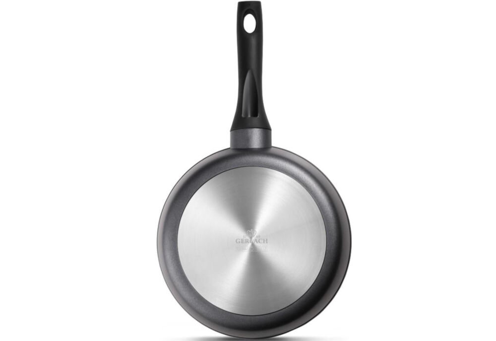 Na obrazie widoczna jest patelnia z metalowym dnem i czarnym uchwytem. Na środku dna znajduje się logo GERLACH.