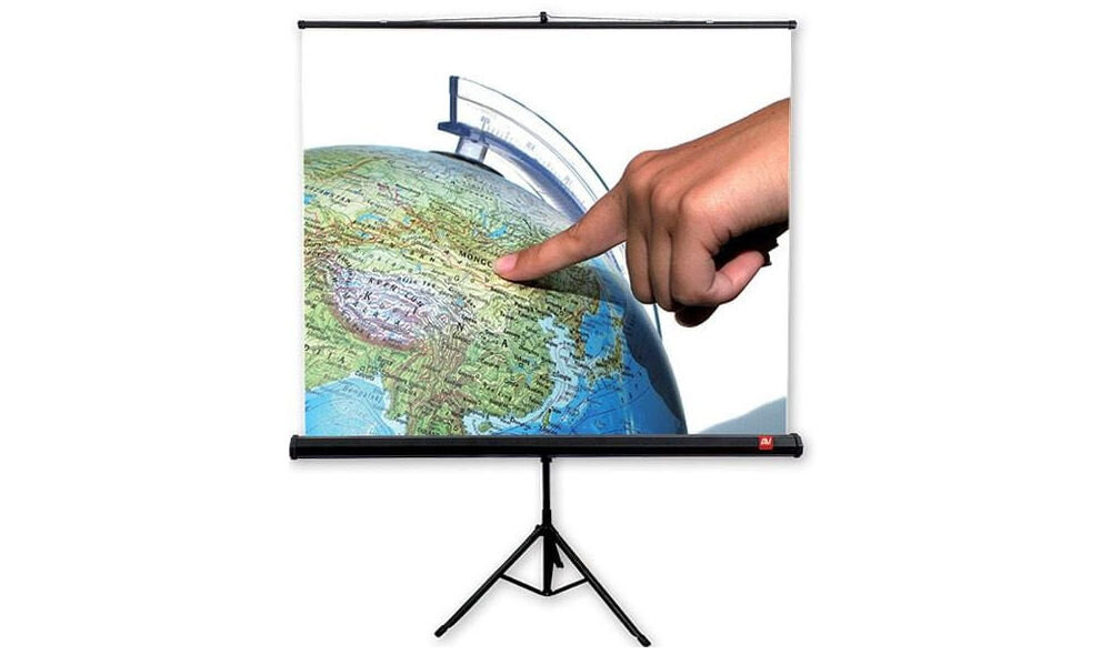 Ekran projekcyjny AVTEK Tripod Standard o wadze 8,6 kg z kompaktową kasetą ø6,5 cm i stalową konstrukcją do przechowywania pionowego Ekran projekcyjny Avtek na statywie, wyświetlający obraz globusa z mapą świata. Na ekranie widać zbliżenie na Azję i dłoń wskazującą na Mongolię, co ilustruje użycie ekranu do celów edukacyjnych lub prezentacyjnych.