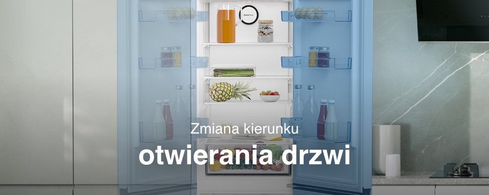Otwarta lodówka z widocznymi produktami spożywczymi na półkach, takimi jak napoje, ananas i słoiki. Na obrazie znajduje się tekst: \'Zmiana kierunku otwierania drzwi\'.