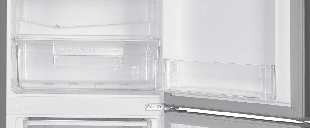 Otwarta lodówka z widocznymi półkami i pojemnikami na drzwiach. Wnętrze jest białe, a drzwi mają przezroczyste pojemniki.