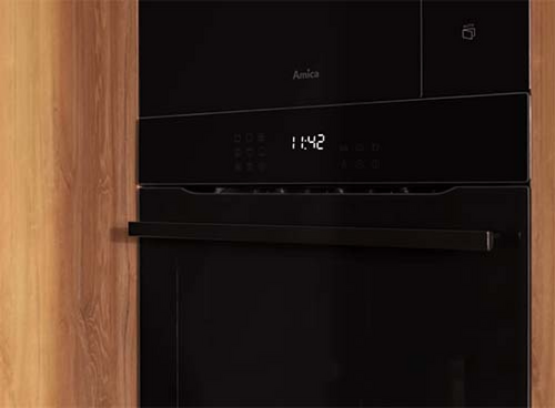 Czarny piekarnik w zabudowie z wyświetlaczem pokazującym godzinę 11:42. Na froncie widoczne jest logo \'Amica\'.