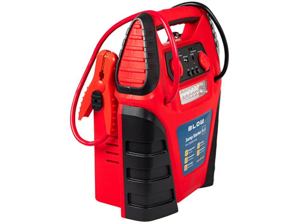 Czerwone urządzenie rozruchowe z czarnymi i pomarańczowymi elementami, posiada uchwyt i panel sterowania. Na urządzeniu widoczny jest tekst: \'BLOW Jump Starter 5w1\'.