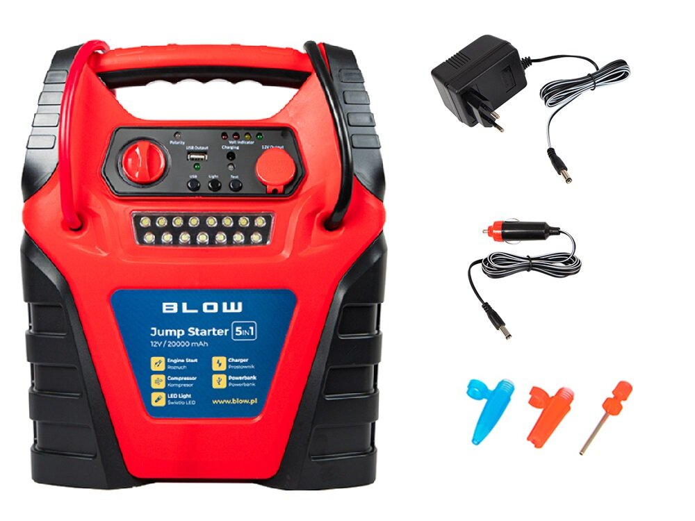 Na zdjęciu znajduje się czerwono-czarne urządzenie rozruchowe z napisem \'BLOW Jump Starter 5in1 12V/20000 mAh\'. Obok urządzenia widoczne są akcesoria: ładowarka sieciowa, adapter do gniazda zapalniczki oraz trzy kolorowe końcówki.
