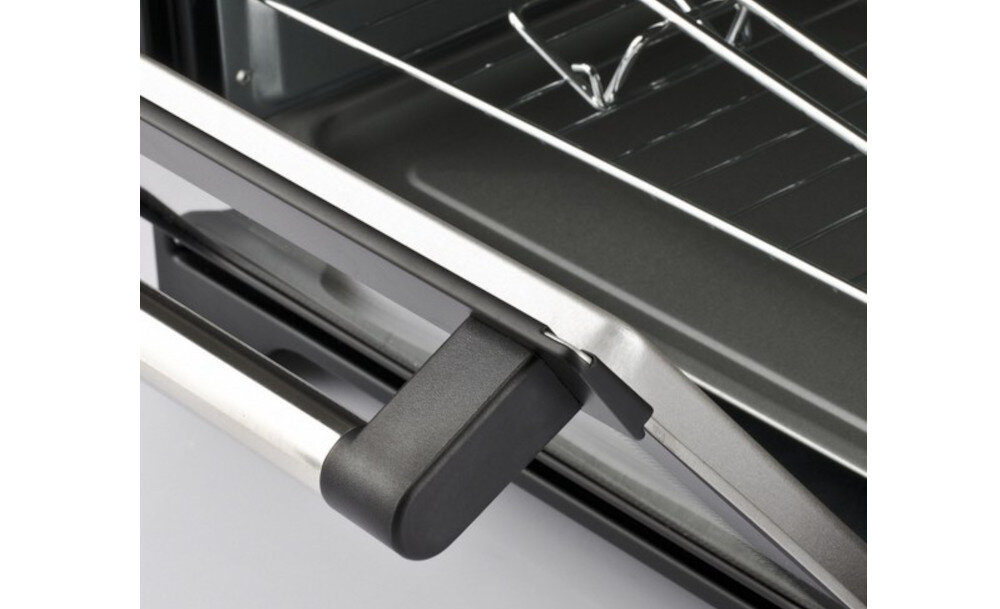 Zbliżenie na uchwyt piekarnika elektrycznego z metalową ramą i czarnym uchwytem. W tle widoczna jest metalowa kratka wewnątrz piekarnika.