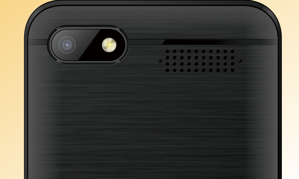 Zbliżenie na tylną część czarnego telefonu z widocznym aparatem i lampą błyskową. Obok znajduje się kratka głośnika.