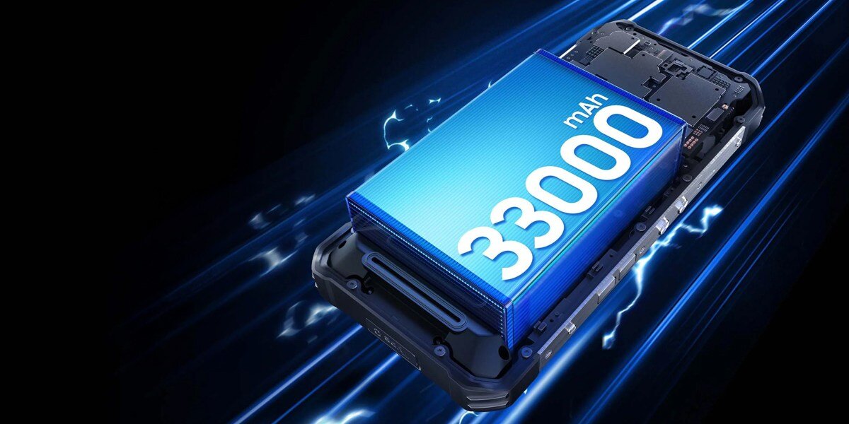 Obraz przedstawia dużą baterię o pojemności 33000 mAh umieszczoną na tle częściowo rozłożonego smartfona. W tle widoczne są niebieskie efekty świetlne.