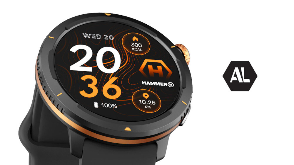 Smartwatch z czarno-pomarańczowym wyświetlaczem pokazuje godzinę 20:36, datę \'WED 20\', spalone kalorie \'300 KCAL\', oraz przebyty dystans \'10.25 KM\'. Obok zegarka widoczne jest logo w kształcie sześciokąta z literami \'AL\'.