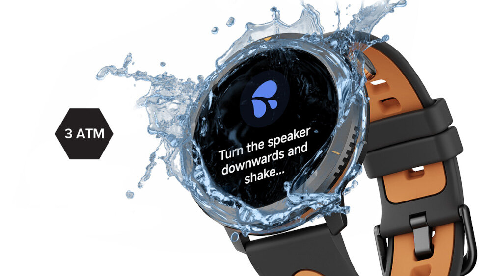 Smartwatch z okrągłym wyświetlaczem, na którym widoczny jest tekst: \'Turn the speaker downwards and shake...\'. Obok zegarka znajduje się symbol \'3 ATM\', a wokół niego rozpryskuje się woda.
