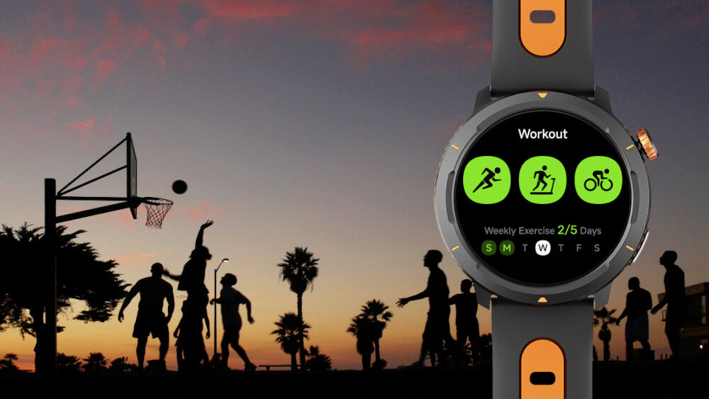 Na tle zachodzącego słońca widać sylwetki osób grających w koszykówkę. Na pierwszym planie znajduje się smartwatch z wyświetlaczem pokazującym ikony aktywności fizycznej i tekst \'Workout\' oraz \'Weekly Exercise 2/5 Days\'.
