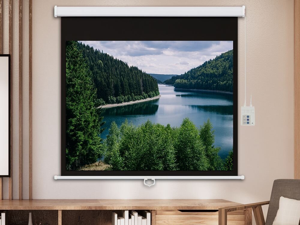 Ekran projekcyjny ART Matt White EM-100 203x152 kąt widzenia 130 stopni pilot panel przewodowy, projektor zawieszony w pomieszczeniu