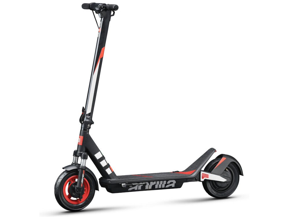 Czarno-czerwona hulajnoga elektryczna z dużymi kołami i amortyzacją. Na podeście widoczny jest napis \'AP\'.