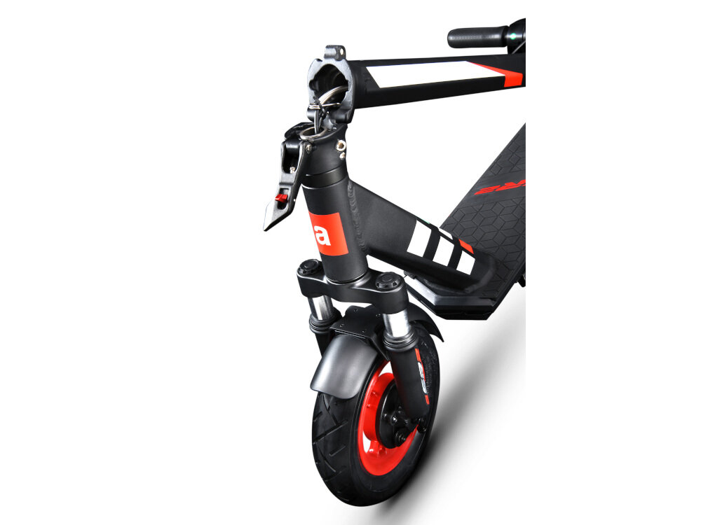 Zbliżenie na przednie koło czarno-czerwonej hulajnogi elektrycznej z amortyzacją. Na kierownicy widoczne jest logo \'a\'.